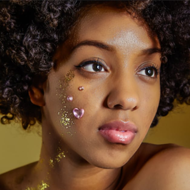 Glitter kissed to hide dark spots without makeup